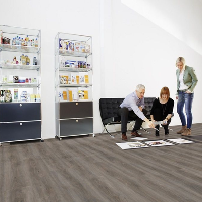 Виниловый пол Wineo 400 Wood Valour Oak Smokey DB00133 в интерьере офиса