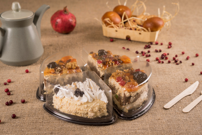 Контейнер для четверти торта треугольный ( пластик, крыш-дно, прозр/черн), 135*135*72мм