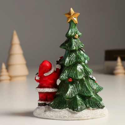 Новогодний сувенир с подсветкой "Дед Мороз у нарядной ёлочки" 11х9,5х14,5 см