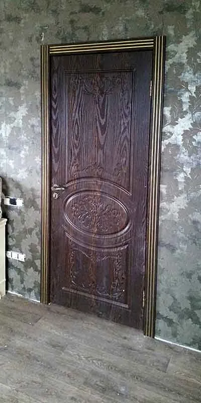 На фотографии дверь "Барокко" в цвете "дуб шоколадный". Пример использования в изготовлении двери индивидуального подхода.Нанесение золотой патины используется только с одной стороны дверного полотна.