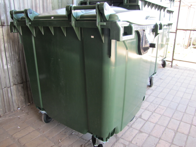 Мусорный контейнер 1100 л с крышкой и колесами
