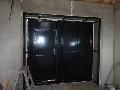 РАСПАШНЫЕ ГАРАЖНЫЕ ВОРОТА  С КАЛИТКОЙ  артикул СВР -02 (НЕ УТЕПЛЕННЫЕ)