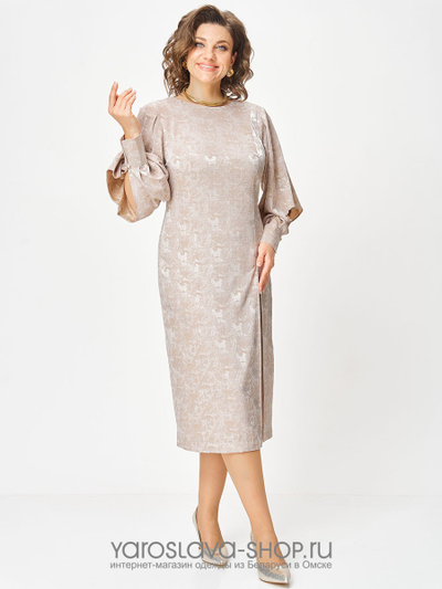 Женское изящное платье полуприлегающего силуэта в бежевом цвете