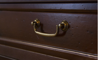 Буфет открытый с полками и балюстрадой.