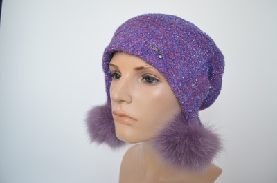 шапка фуксия с помпонами