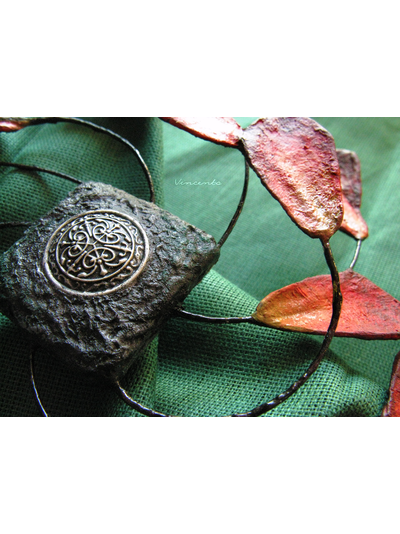 Брошь с лепестками роз "Ветроворот Вечности" из коллекции "Рейвенсвуд"