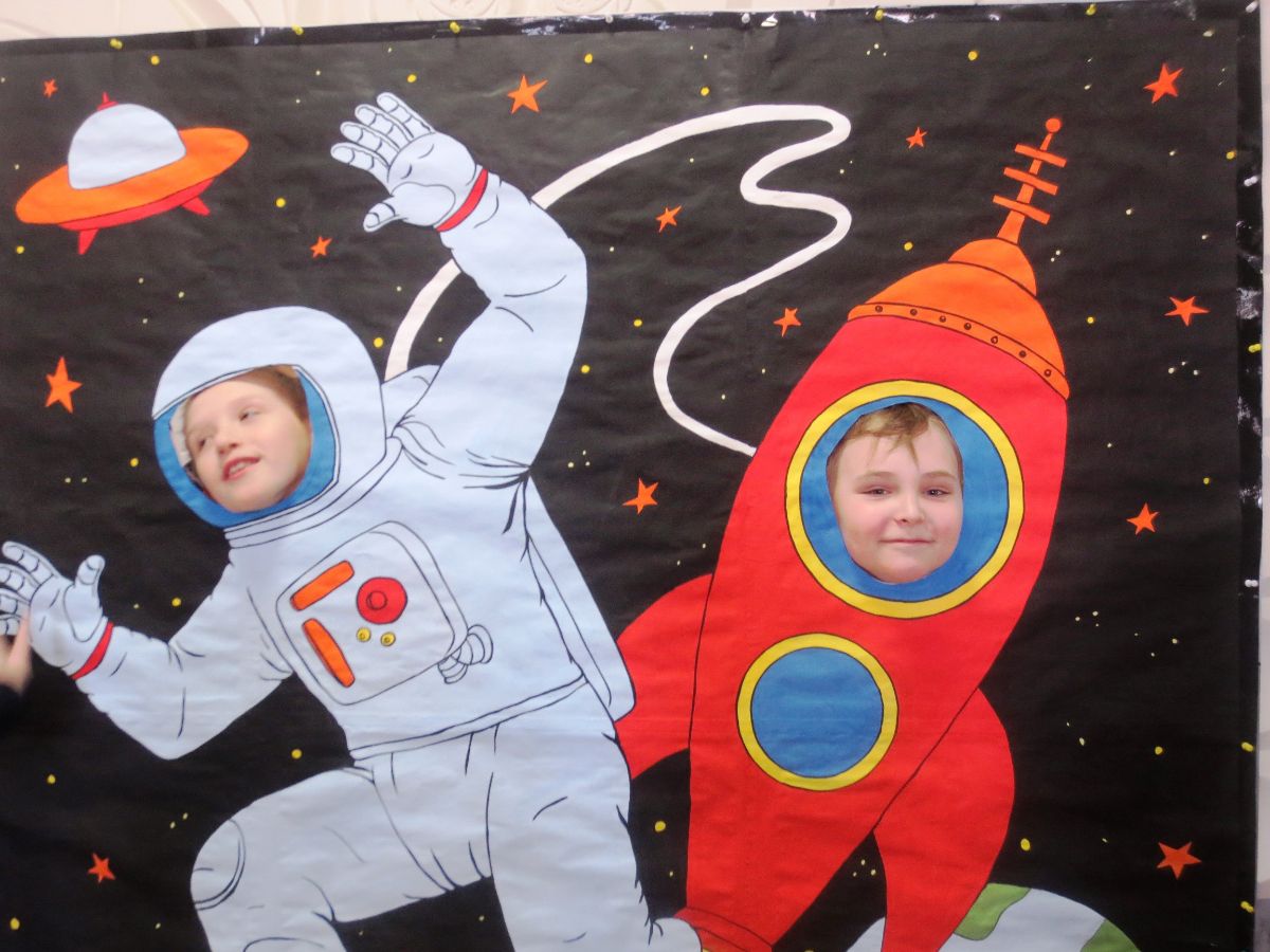 Сценарий развлечения день космонавтики в старшей. Детям о космосе. Мероприятия про космос для детей. Тантамареска для детей в детском саду космос. Тантамареска ко Дню космонавтики в детском саду.