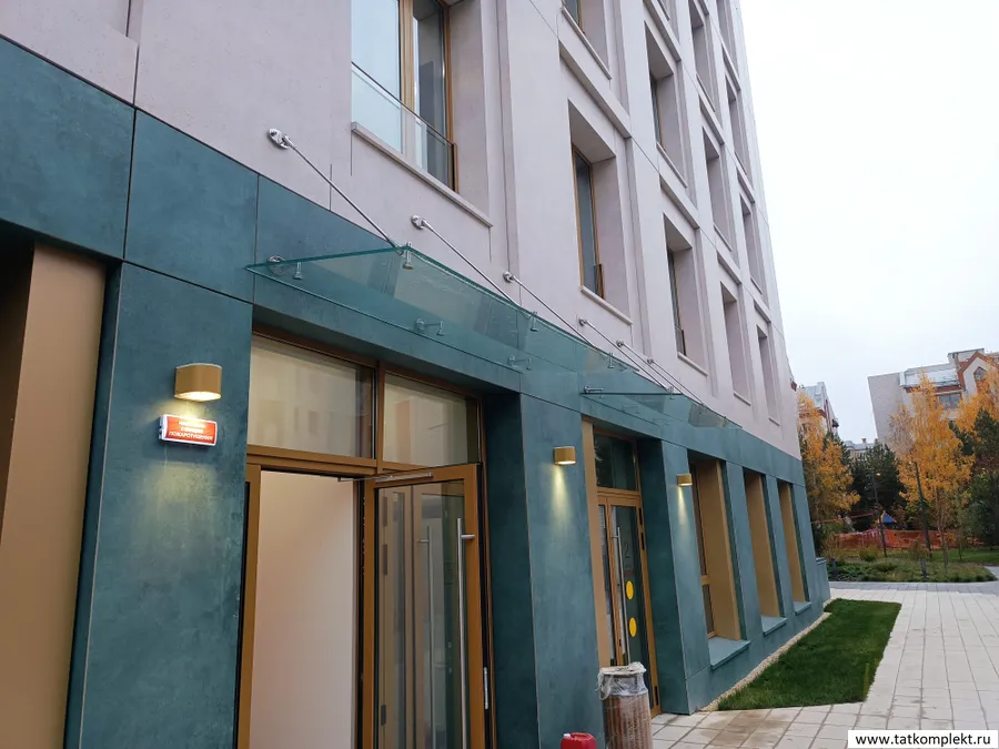 Стеклянные козырьки на вантах (тягах) ЖК "Мифы" Казань. Стекло закаленное , триплекс 8+8 (16мм)