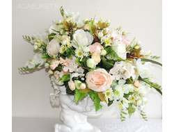 Купить на АОАБУКЕТ/Композиция на статуэтке ангелочка ПИОНИО беж № СА010