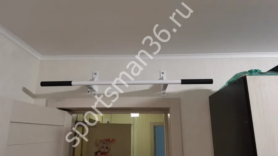 Турник Наддверный с прямым хватом от компании "Домашние тренажеры", цвет белый