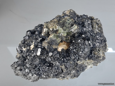 Шпинель черная, диопсид, кальцит. Россия. 65*47*32мм