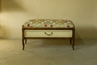 Пуф с мягким сиденьем и выдвижным ящиком.